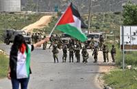 فلسطينية تتصدي للاحتلال