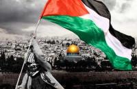 رجل يرفع علم فلسطين