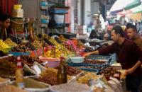 مواطنون يتسوقون