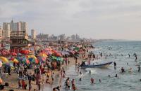 ازدحام المواطنين على شاطئ بحر غزة