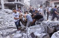 انتشال الشهداء من تحت الأنقاض