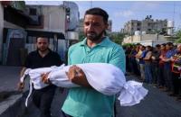 والد يودع طفلته بعد قصف  منزلهم من الاحتلال الاسرائيلي