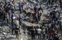 طواقم الدفاع المدني تنتشل الشهداء من تحت ركام المنازل بغزة