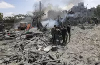 انتشال شهداء م نتحت الانقاض في غزة