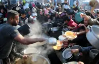 مواطنون يصطفون على طابور التكية في غزة