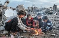 أطفال يشعلون النار للتدفئة