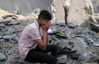 شاب فلسطيني يبكي امام الدمار الذي حل ببيته وأسرته