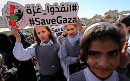 طلاب فلسطينيون يرفعون لافتات خلال احتجاج ضد الحصار الإسرائيلي على قطاع غزة