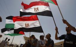 شباب يرفعون علم مصر وفلسطين