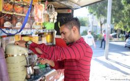 بائع قهوة على عربة في غزة