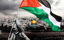 رجل يرفع علم فلسطين