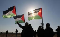 شبان يرفعومن علم فلسطين