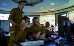 جنود اسرائيليون يراقبون مواقع التواصل الاجتماعي