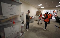 توزيع صناديق ومواد الاقتراع في محافظات الضفة
