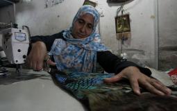 سيدة تعمل في مهنة الخياطة بغزة