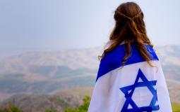 أسرائيلية تنظر إلى الاستيطان