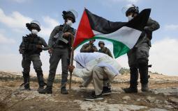 رجل يواجه الاحتلال الاسرائيلي
