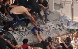 مواطنون ينتشلون جثامين من تحت أنقاض المنازل المهدمة