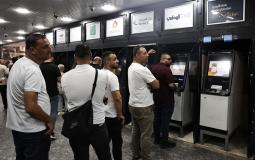 مواطنون يصطفون على صرافات البنوك الفلسطينية