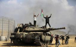 فلسطيين من غزة يعتلى دبابة إسراءيلية على حدود عزة في السابع من أكتوبر