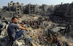 مواطن فلسطيني فوق أنقاض منزله المدمر