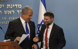 وزير المالية الإسرائيلي بتسلئيل سموتريتش مع رئيس الوزراء بنيامين نتنياهو خلال مؤتمر صحافي
