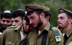 جنود الاحتلال ينظرون إلى القتلي في غزة