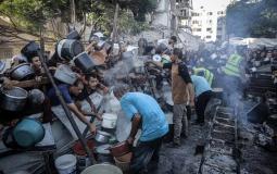 مواطنون يصطفون على التكيات في قطاع غزة