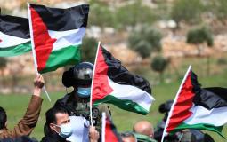 فلسطينيوم يرفعون أعلام فلسطينية