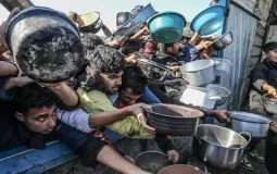 مواطنون يصطفون على طابور التكيات بغزة