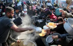 مواطنون يصطفون على طابور التكية في غزة