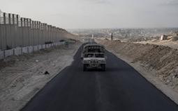 عربة عسكرية إسرائيلية تسير  قرب معبر رفح