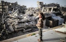 طفلة فلسطينية وسط الركام تنتظر الإعمار