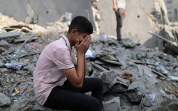 شاب فلسطيني يبكي امام الدمار الذي حل ببيته وأسرته