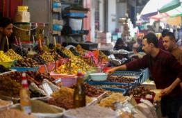 مواطنون يتسوقون