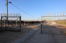 عمال غزة يعبرون حاجز بيت حانون