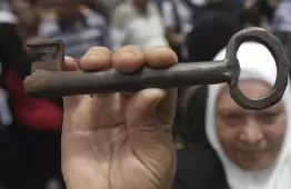 فلسطينية تتمسك بحق العودة