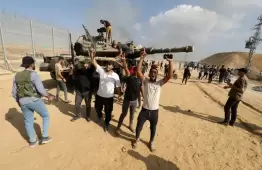 فلسطينيون يحتفلون بسيطرة المقاومة على دبابة اسرائيلية