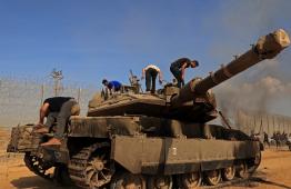 سيطرة مقاومين على دبابات الاحتلال في عملية "طوفان الأقصي"