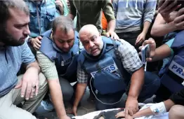 الصحفي وائل الدحدوح يودع عائلته بعد قصفهم