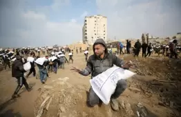 فلسطيني يحمل كيس طحين