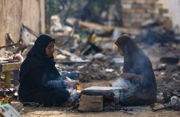 سيدتان يخبزن على الحطب أثناء العدوان على غزة