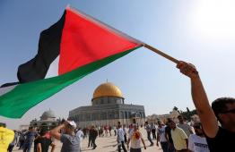فلسطينيين اما المسجد الاقصي