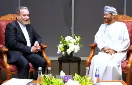 وزير الخارجية العماني بدر البوسعيدي (يمين) مع نظيره الإيراني عباس عراقجي