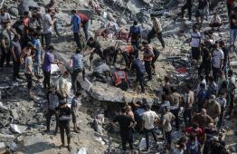 طواقم الدفاع المدني تنتشل الشهداء من تحت ركام المنازل بغزة