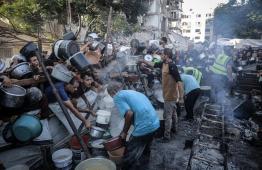 مواطنون يصطفون على التكيات في قطاع غزة