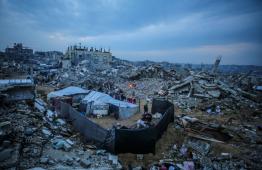 مواطنون في خيام وسط الركام