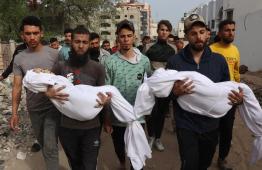 فلسطينيون يحملون جثث أبنائهم بعد قصفهم من الاحتلال الاسرائيلي