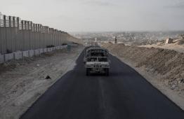 عربة عسكرية إسرائيلية تسير  قرب معبر رفح