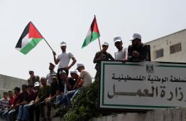 خريجون يطالبون بفرص عمل
